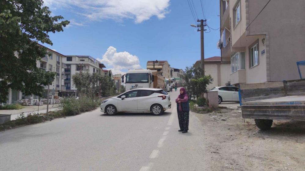 Bursa Orhangazi’de ağır taşıtlar tehlike saçıyor Orhangazi’de Hürriyet Mahallesinden kale yoluna doğru giden güzergahı kullanan ağır