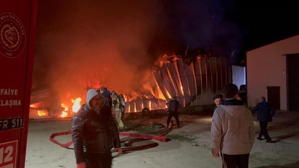 Bursa’da fabrika yangını: Küle döndü Yangın, 00.30 sıralarında merkez Nilüfer ilçesi Tahtalı Mahallesi Ficonoz Sokak