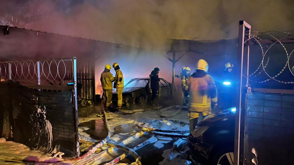 Bursa’da oto galeri alev aldı: Araçlar küle döndü! Yangın, 04.00 sıralarında merkez Osmangazi ilçesi Altınova Mahallesi 2. Keman