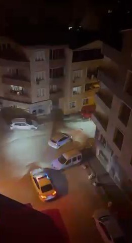 Bursa’da nefes kesen kovalamaca! Olay, merkez Osmangazi ilçesi Emek Mahallesi’nde meydana geldi. Trafik polislerinin