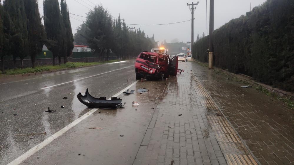 Bursa’da ağaca çarpan araçtaki 2 kişi yaralandı Kaza sabah 09.00 sıralarında Orhangazi’de Göl Yolu Fabrikalar bölgesinde meydana