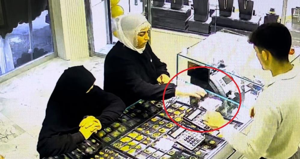 Bursa’da film gibi hırsızlık! Önce kuyumcuyu sonra müşteriyi soydular! Bursa’nın Yıldırım ilçesinde bir kuyumcuyu soymak için gelen 3 hırsız,