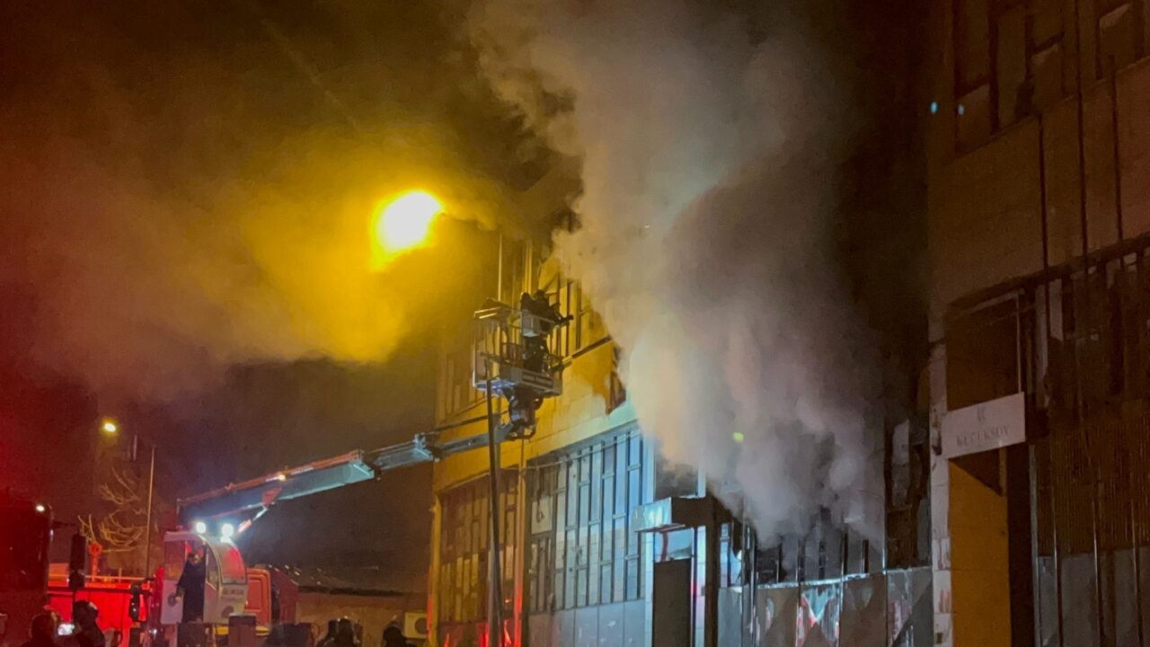 Bursa’da tekstil atölyesi alevlere teslim oldu! Yangın, saat 04.30 sıralarında merkez Osmangazi ilçesi Altınova Mahallesi’nde faaliyet