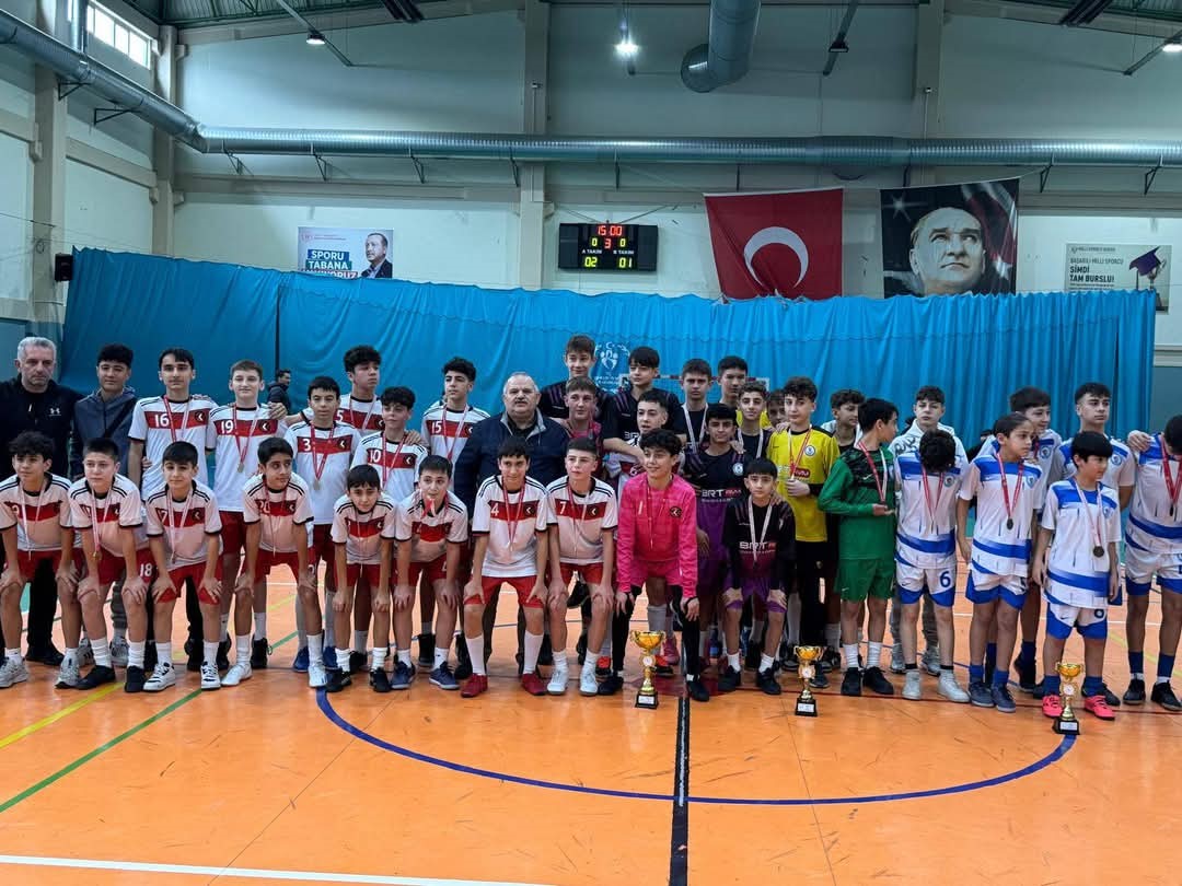Bursa’da bir günde 3 farklı şampiyonluk! Macide Gazioğlu Kükürtlü Ortaokulu, bir günde 3 farklı şampiyonluk yaşadı.