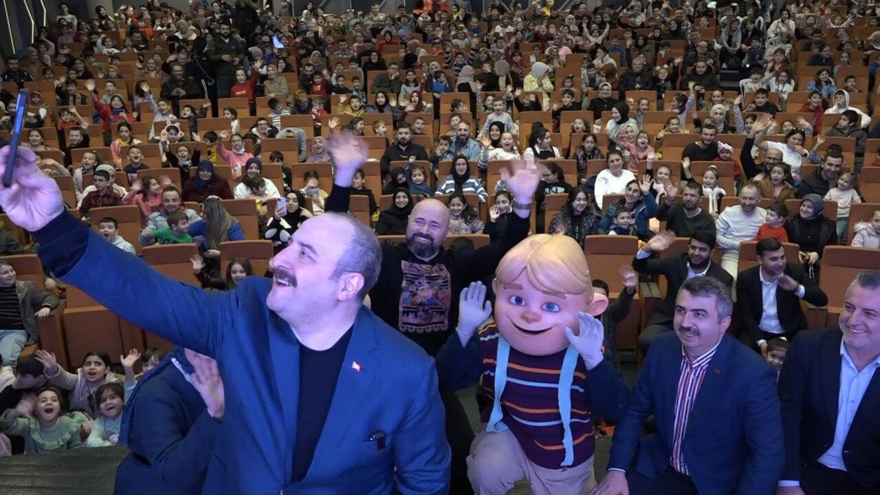 Bursa’da Mustafa Varank’tan çocuklara karne hediyesi! Yıldırım Belediyesi Barış Manço Kültür Merkezi‘nde yarıyıl tatili dolayısıyla, çocuklara
