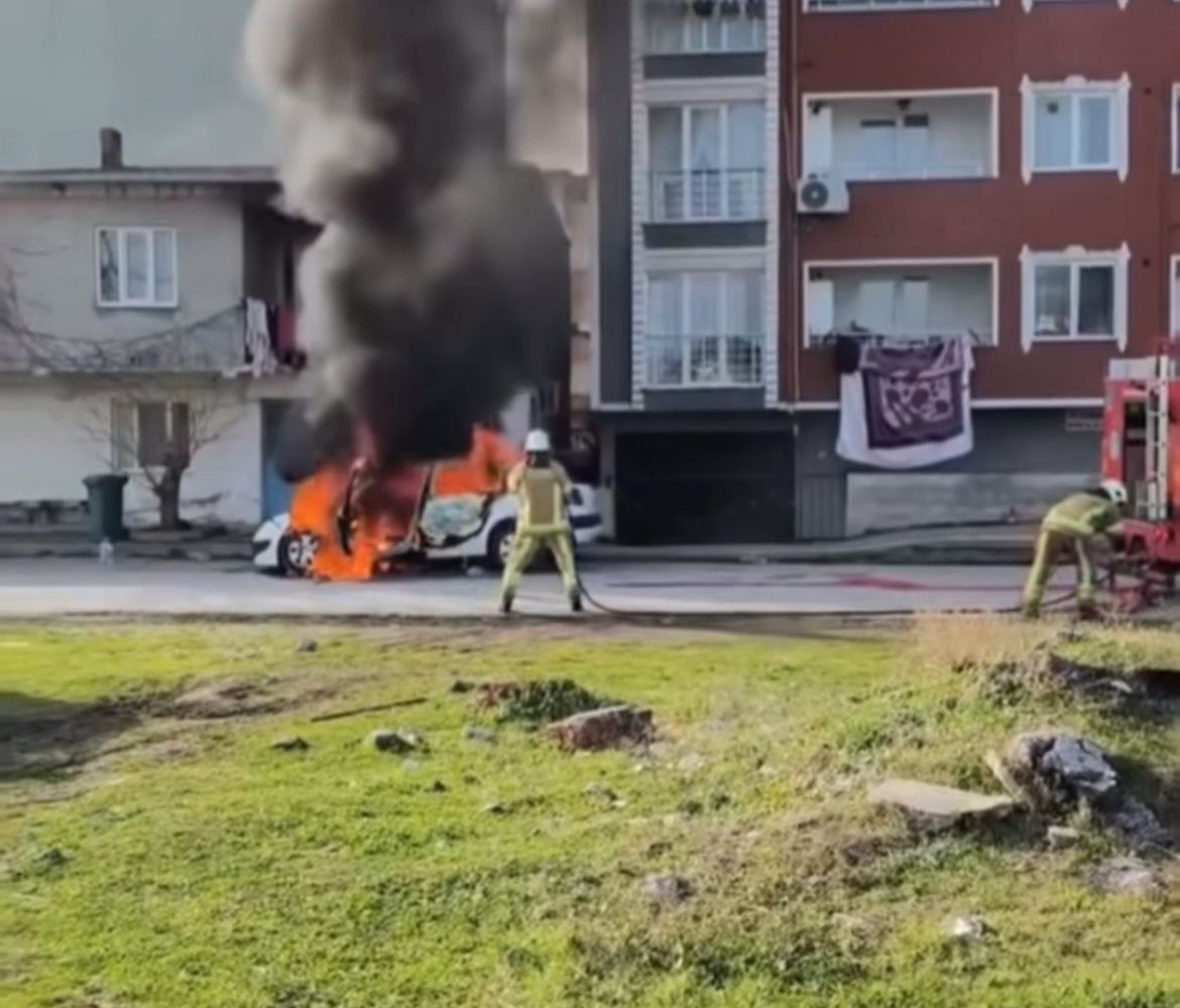 Bursa’da park halindeki araç alev topuna döndü! Osmangazi ilçesine bağlı Panayır mahallesinde park halindeki otomobil aniden anda