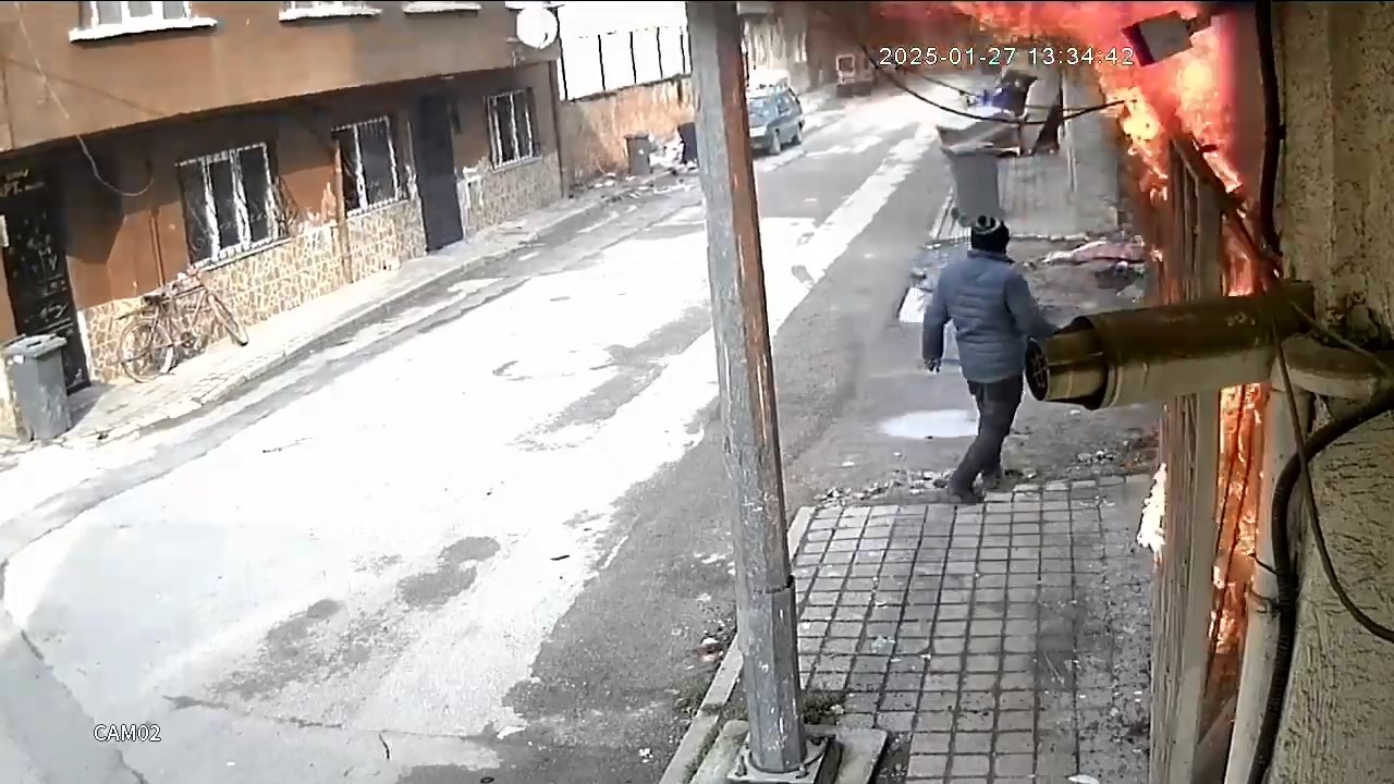 Bursa’da 20 saattir polise direnen şahıs daha önce ev kundaklamış! Dün saat 13.30 sıralarında Sinanbey Mahallesi 1. Mesudiye Sokak’ta evi