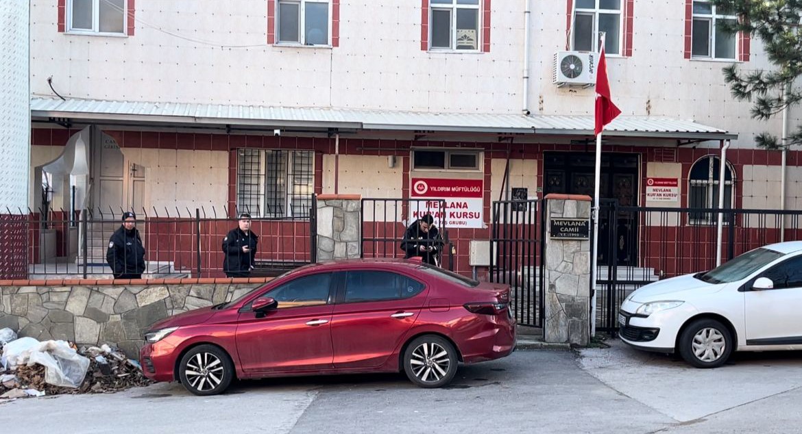 Bursa’da yolda yürüyen kadına ve kardeşine dehşeti yaşattı! Olay, saat 10.30 sıralarında Yıldırım ilçesi Mimarsinan Mahallesi Mevlana Caddesi