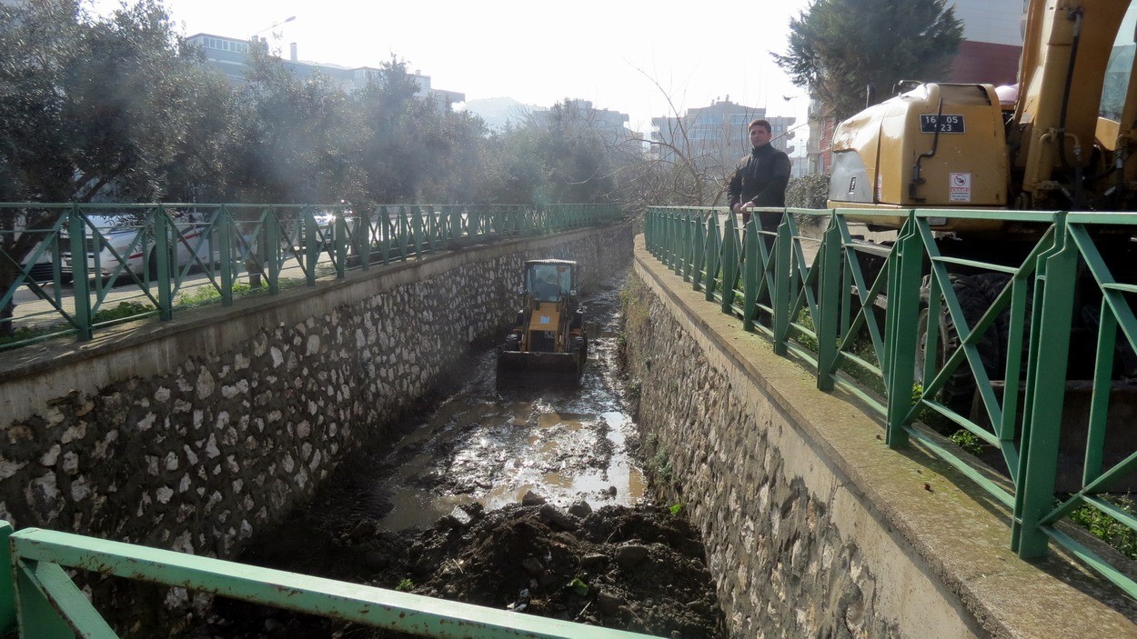 Mudanya Kara Dere’de temizlik çalışmaları başladı! Sel sularının dere yatağından taşması sonucu yaşanan çevre felaketinin bir