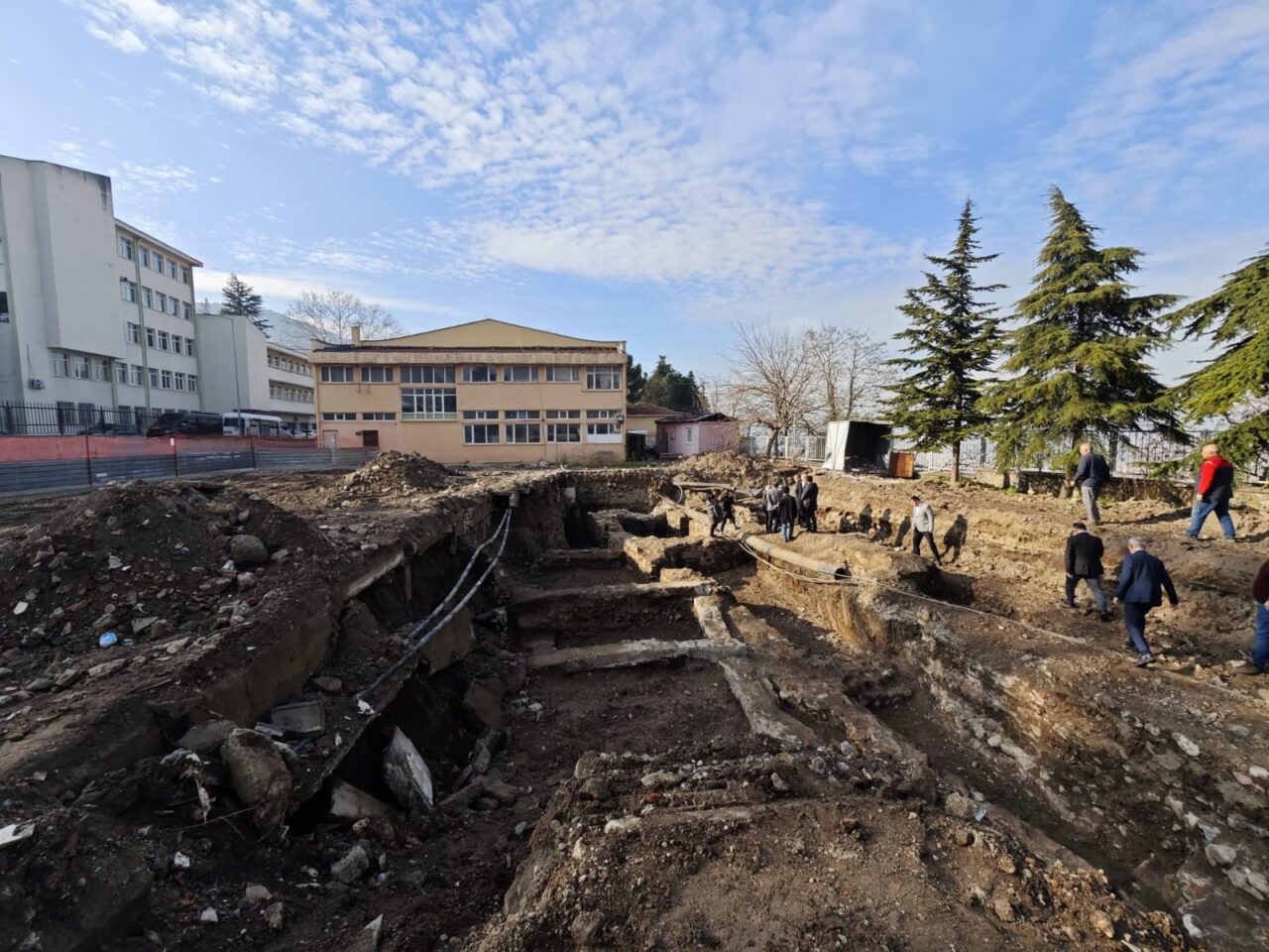 Tophane Mesleki ve Teknik Anadolu Lisesi’nde kazı çalışmaları devam ediyor Karar kapsamında, 19. yüzyıl sonu ile 20. yüzyıl başlarındaki orijinal