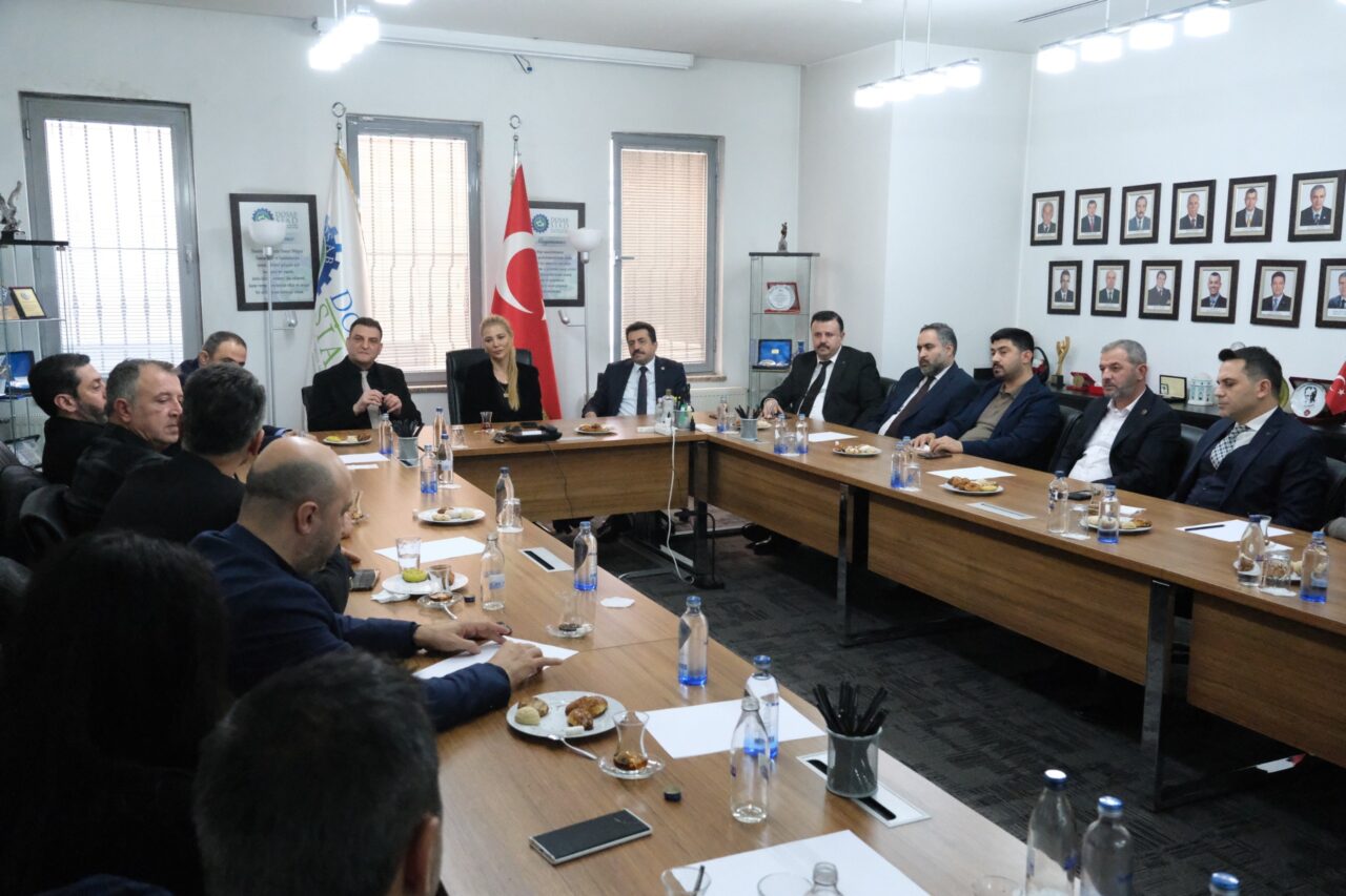 MHP heyetinden DOSABSİAD’a Ziyaret DOSABSİAD Yönetim Kurulu Başkanı Nilüfer Çevikel‘in ev sahipliğindeki buluşmada, Yönetim