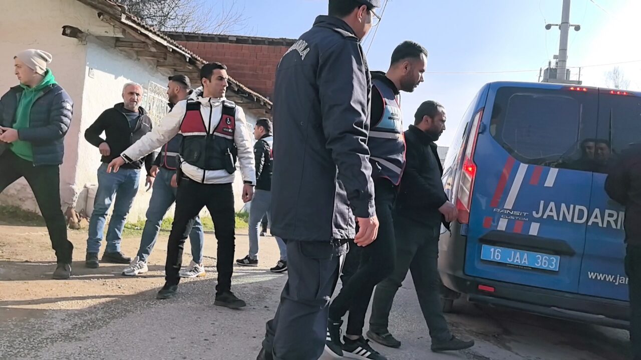 Bursa’da evi kundaklayan şahıs 24 saat sonra teslim oldu! Bursa‘nın İnegöl ilçesinde Jandarma komutanlığı ekiplerine direnen şüphelinin, bir evi