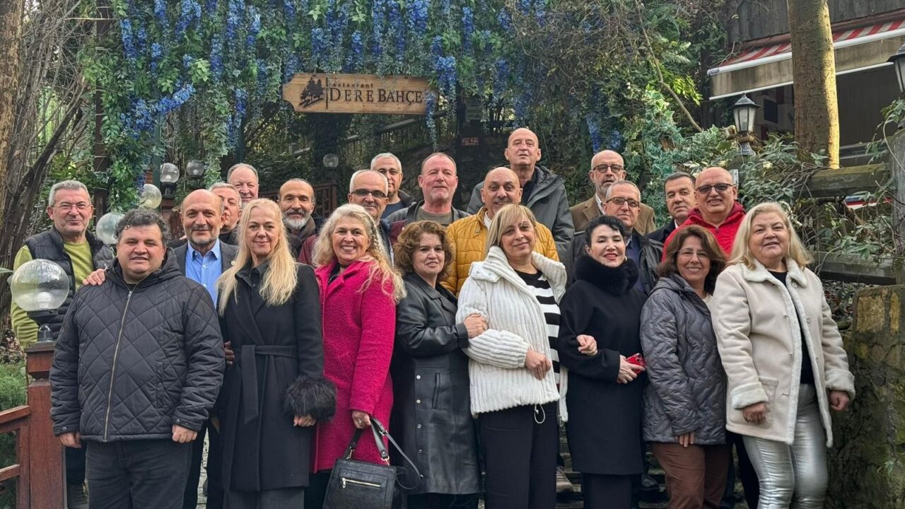 Bursa’da lise arkadaşları 40 yıl sonra buluştu Toplantıya katılan mezunlar, İnegöl Lisesi‘nden mezun olduktan sonra farklı şehirlerde