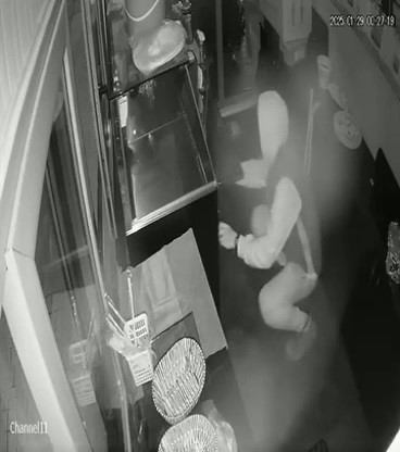 Bursa’da kafeye girip kasadan paraları çaldı! Olay, merkez Nilüfer ilçesi Görükle Mahallesi‘nde bir kafede meydana geldi.
