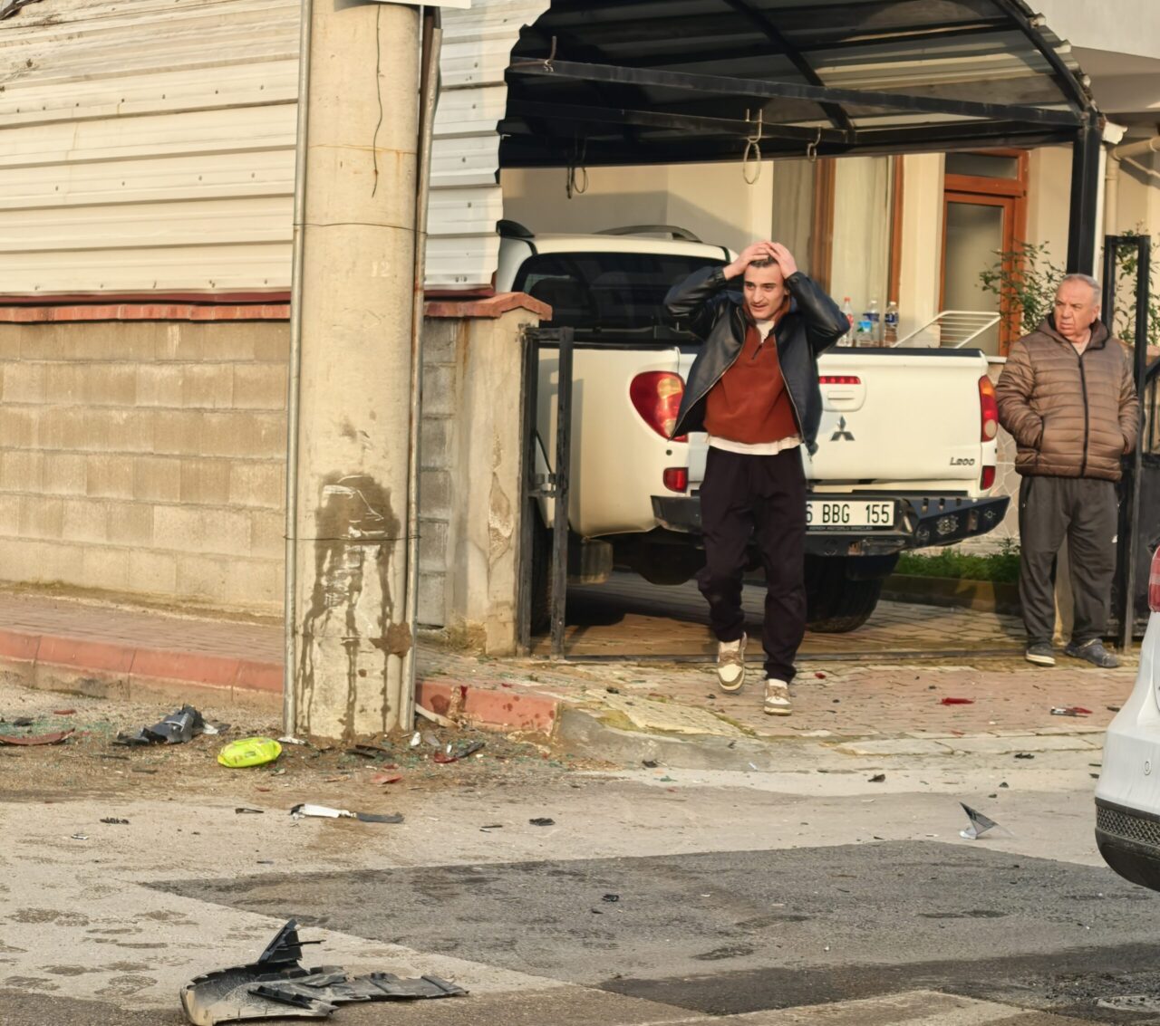 Bursa’da kazada aracını gören sürücü gözyaşlarına boğuldu Kaza, saat 09.00 sıralarında Kemalpaşa Mahallesi Erenler ile Efsane Sokağın