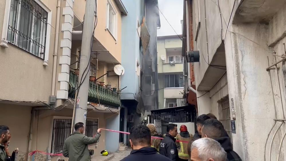 Bursa’da 4 katlı bina küle döndü Edinilen bilgiye göre, yangın, saat 09.00 sıralarında merkez Yıldırım ilçesi