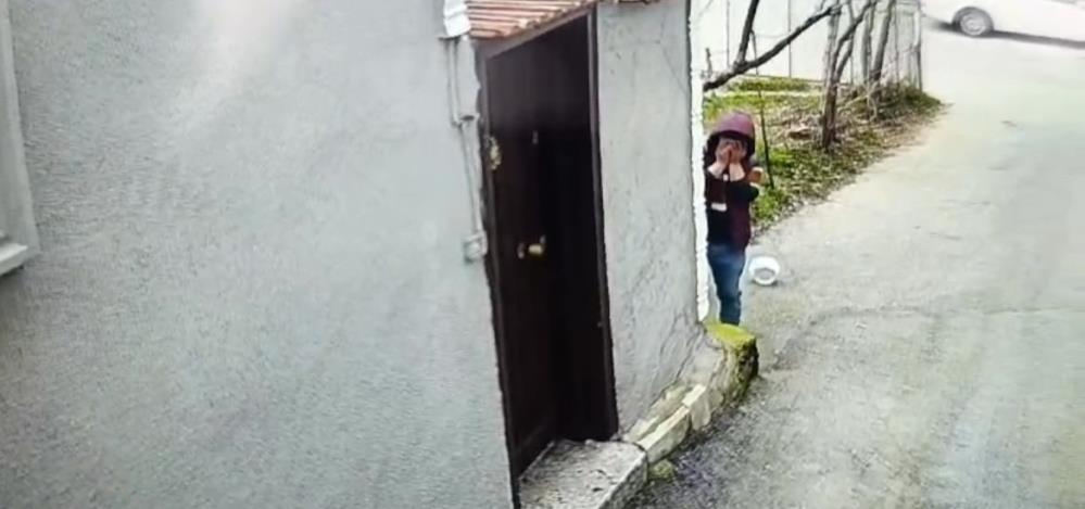 Bursa’da saklambaç oynayan kapkaççıyı polis sobeledi! Bursa’nın Yıldırım ilçesinde pazar alışverişi için evden çıkan Neşe Ö.