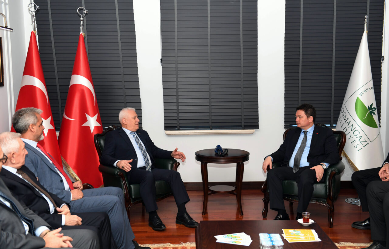 Başkan Aydın ve Başkan Bozbey’den işbirliği mesajları Osmangazi Belediye Başkanı Erkan Aydın, ‘Başkan Bozbey Burada’ programı çerçevesinde