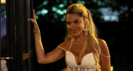 Hadise’den sevgilisi ile olay poz! Seda Bakan, Hadise, Şükrü Özyıldız ve Serhat Teoman’ı buluşturan, yönetmenliğini
