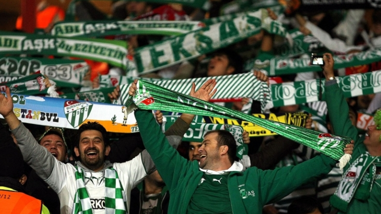Bursaspor taraftarı Türkiye’nin en iyisi seçildi! Sosyal medyada iki farklı taraftar hesabı tarafından düzenlenen 2024’ün en