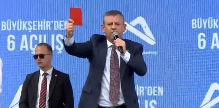 Özgür Özel, çok beklenen sürprizini açıkladı! CHP Genel Başkanı Özgür Özel, Mersin Büyükşehir Belediyesi tarafından düzenlenen