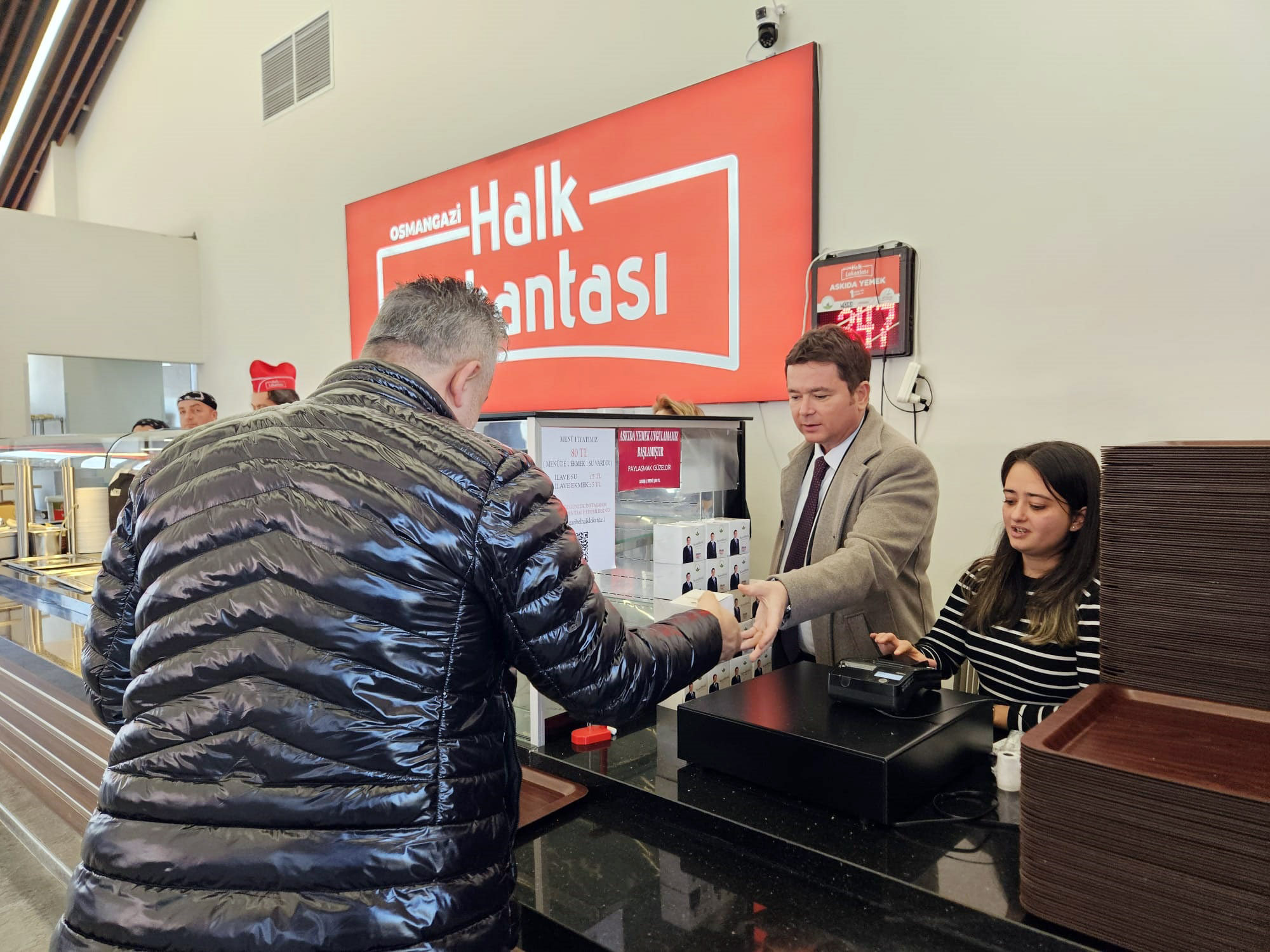 Başkan Erkan Aydın’dan kandil simidi ikramı Osmangazi Belediye Başkanı Erkan Aydın, Regaip Kandili’nde gönüllere dokundu. Halk