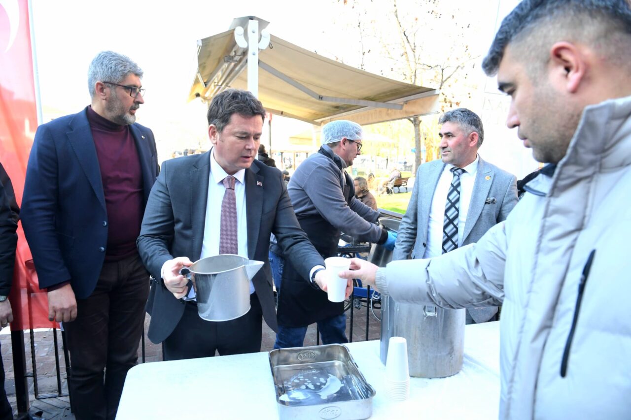 Başkan Aydın’dan vatandaşlara çorba ikramı Her hafta ilçedeki bir mahalleyi ziyaret eden ve vatandaşlarla bir