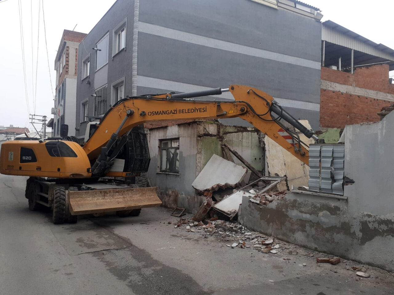 Bursa Osmangazi’de 100 metruk bina yıkıldı Özellikle uyuşturucu madde kullanıcılarının mesken edinmeleri sebebiyle mahalle sakinlerinin şikayetine