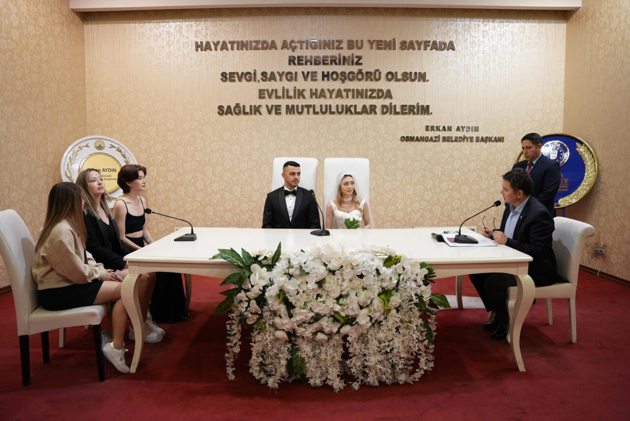 Osmangazi’de 1 yılda 6 bin 636 nikah kıyıldı Osmangazi Belediyesi, 2024 yılında 6 bin 636 çiftin nikahını kıyarak,