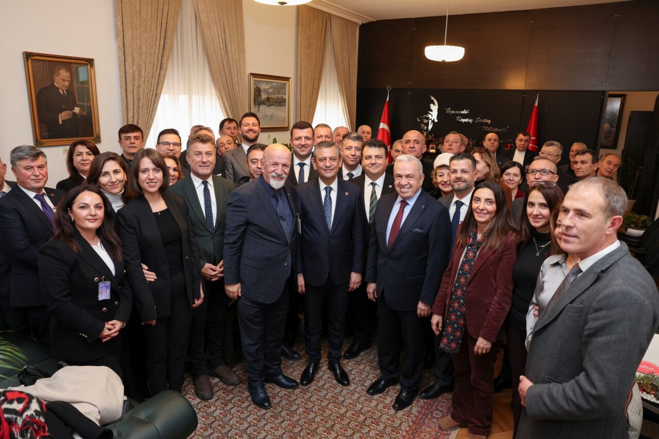 Nilüfer’den başkent Ankara’ya anlamlı ziyaret Önce Anıtkabir’e giderek, Atatürk’ün manevi huzuruna çıkan heyet, ardından TBMM’yi