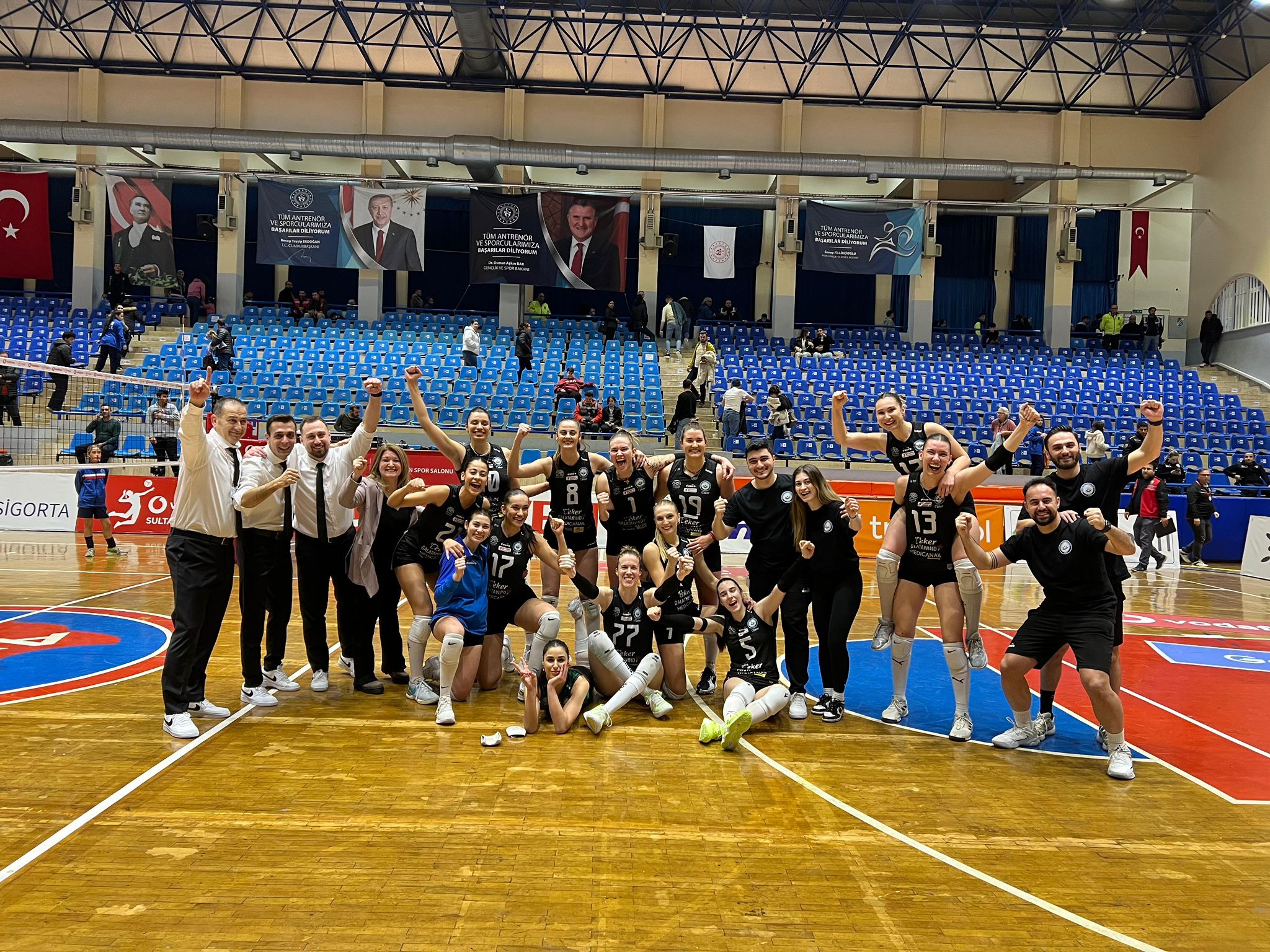 Nilüfer Belediyespor Eker Aydın’dan zaferle döndü! Nilüfer Belediyespor Eker Kadın Voleybol Takımı, Aydın’da Mimar Sinan Spor