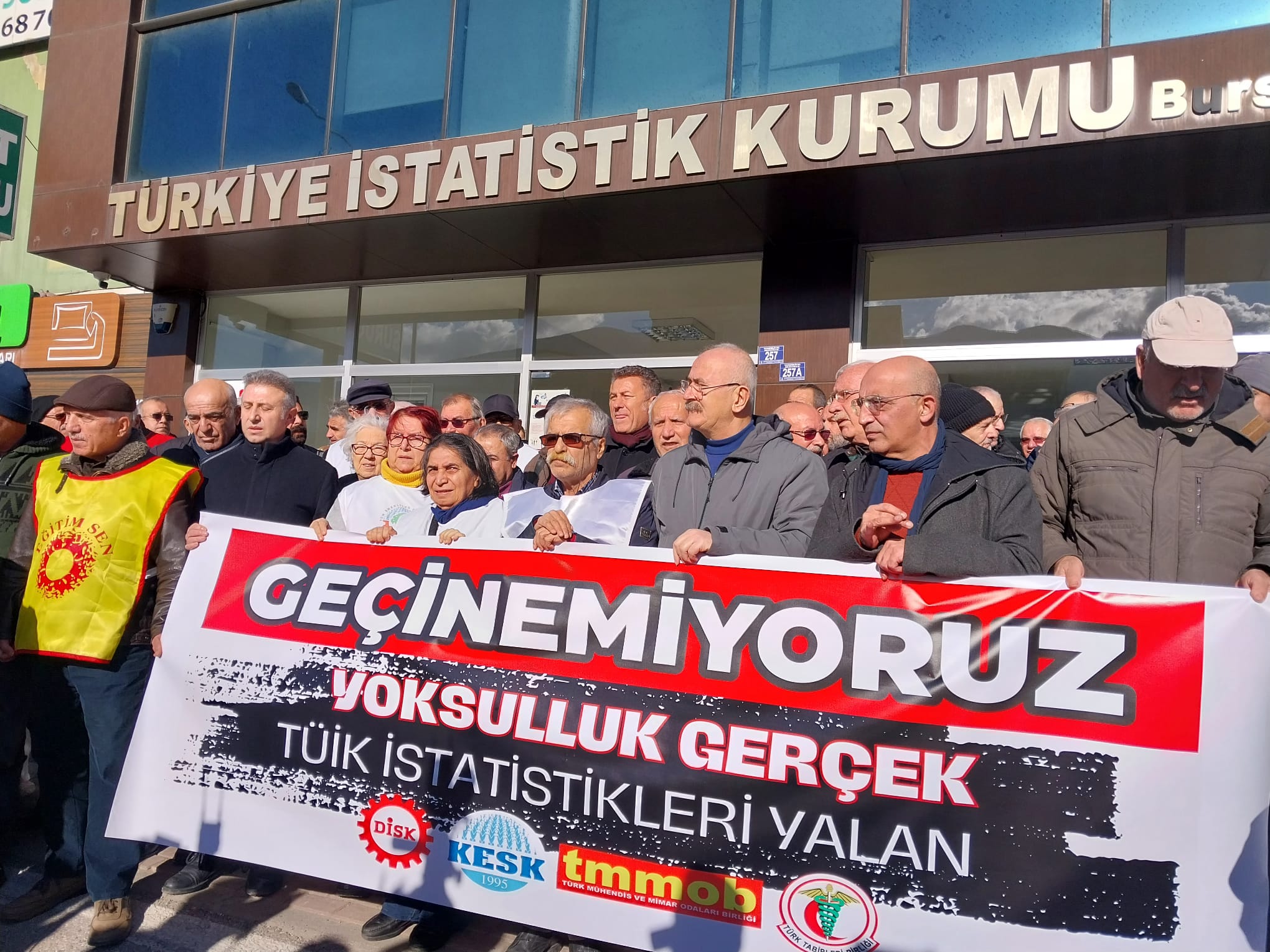 Bursalı sendikalardan tek ses: Geçinemiyoruz! Sibel Öztopçu / Bursam Medya Bugün enflasyon rakamlarının açıklanmasının ardından