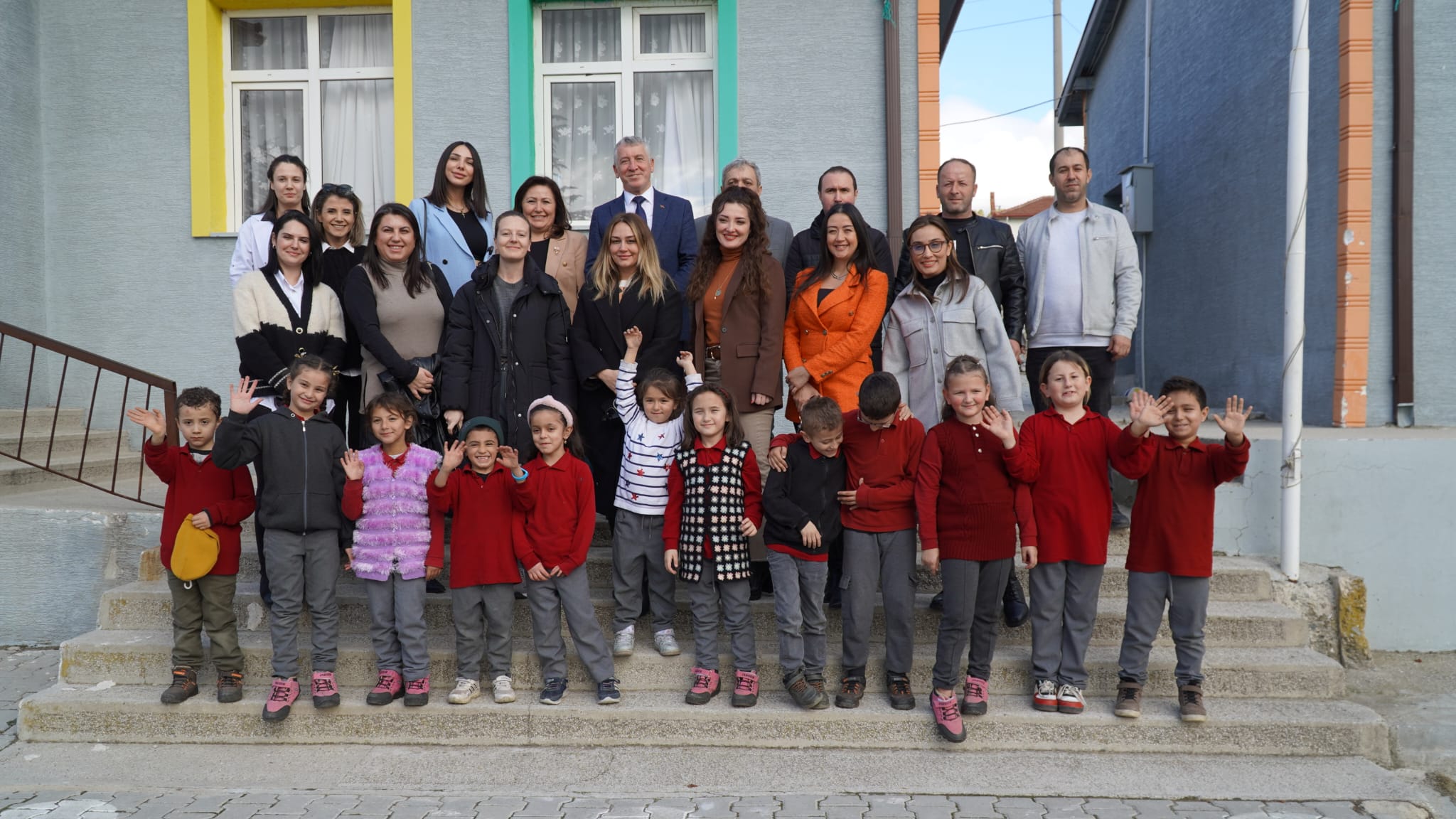 Yonca Okulda Projesi, Harmancık’ta! Öğrencilere kışlık bot dağıtıldı Sibel Öztopçu-Semih Özçalık / Bursam Medya Harmancık Gülözü İlköğretim okuluna
