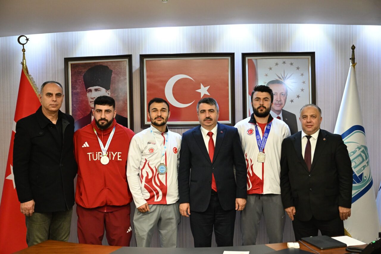 Başkan Yılmaz, Yıldırım Belediyespor Kulübü sporcularını ağırladı Genç sporcuların, sporla tanışma serüvenini ve başarılarını dinleyen Başkan Oktay
