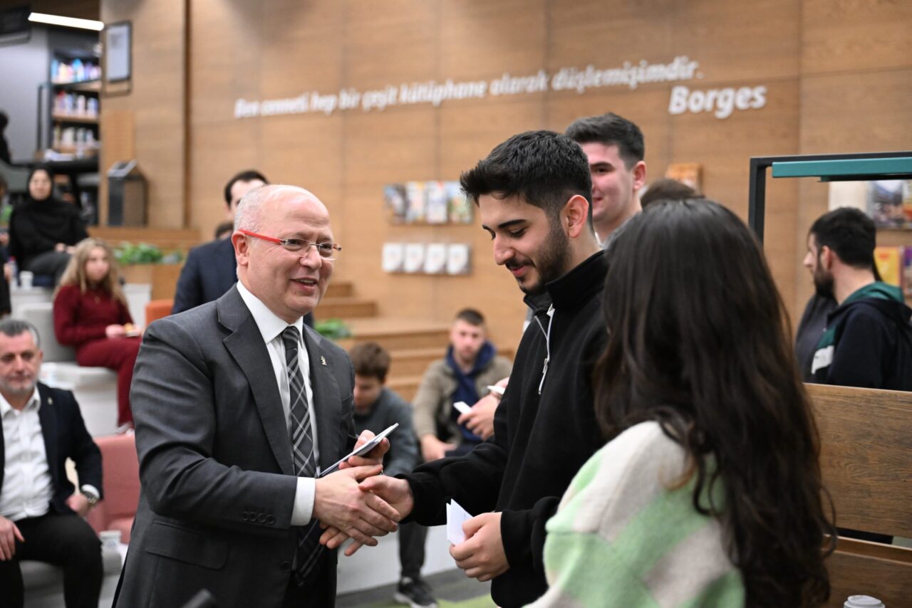 Yıldırım Belediyesi’nin Uyumayan Kütüphane’si öğrencilerin vazgeçilmez mekanı oldu! Yıldırım Belediyesi’nin ilçeye kazandırdığı 7-24 Uyumayan Kütüphane, çeşitli sınavlara hazırlanan