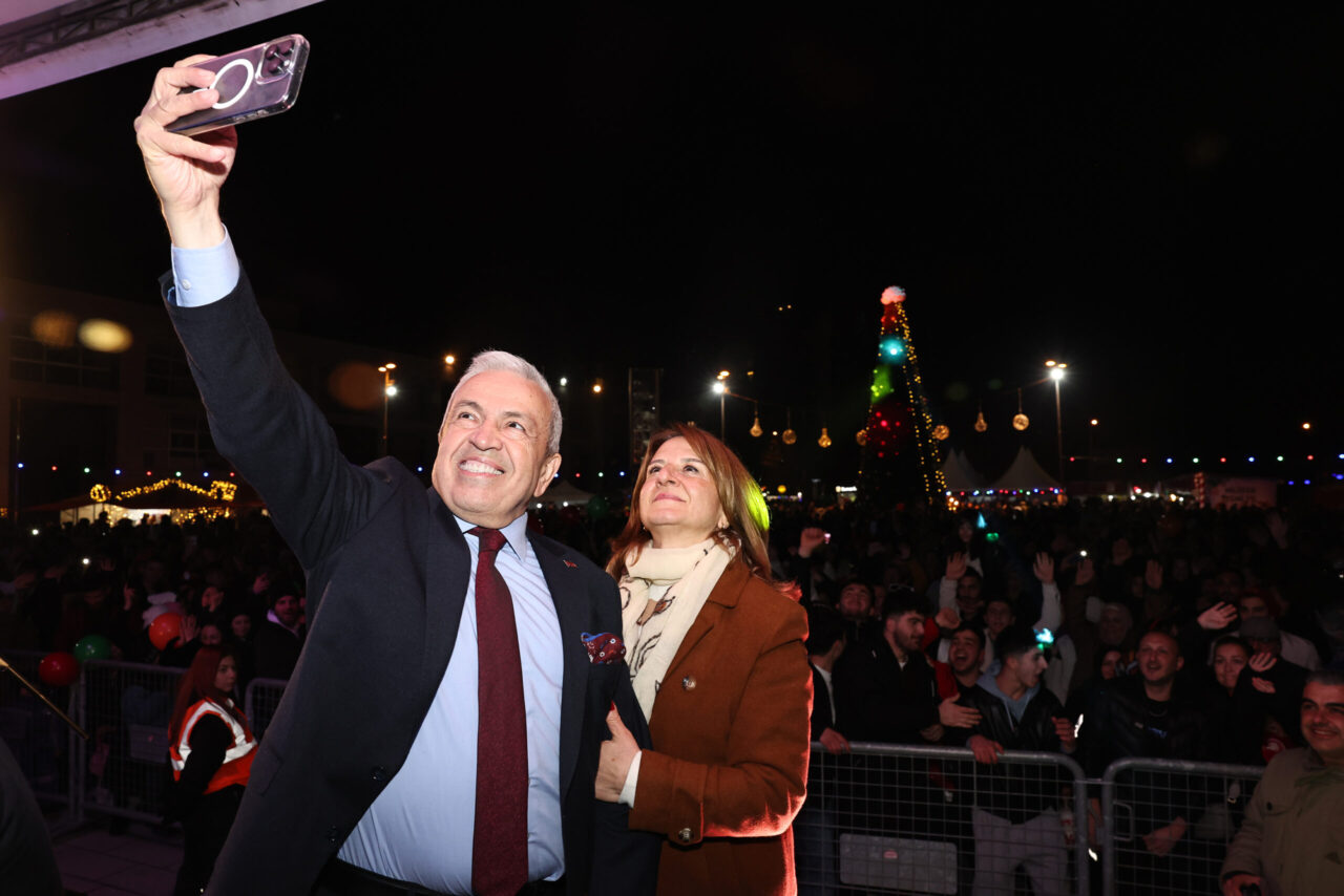 Nilüfer’de yeni yıl coşku ile karşılandı! Nilüfer Belediyesi, bu yıl Cumhuriyet Meydanı’nda düzenlediği “Yeni Yıl Festivali”