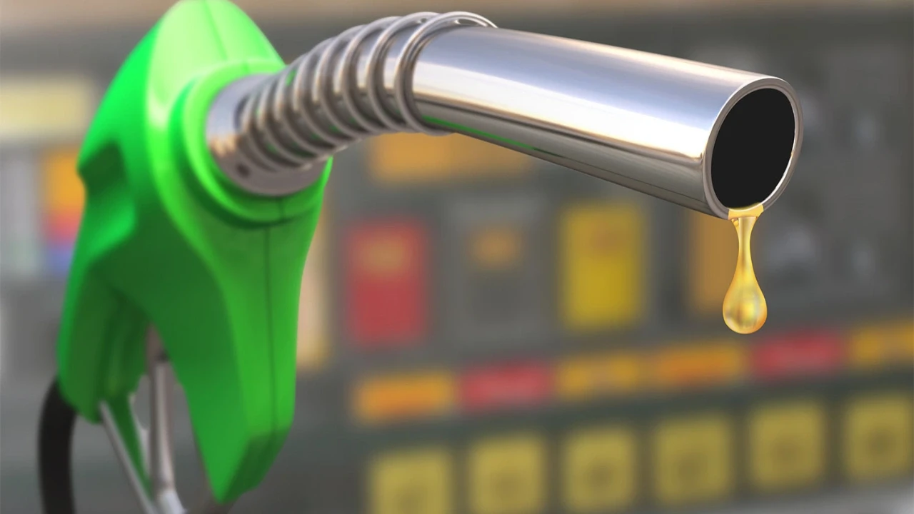 Benzine zam bekleniyor! Döviz kurlarındaki dalgalanmalar, brent petrolün varil fiyatındaki değişimler ve vergilerle