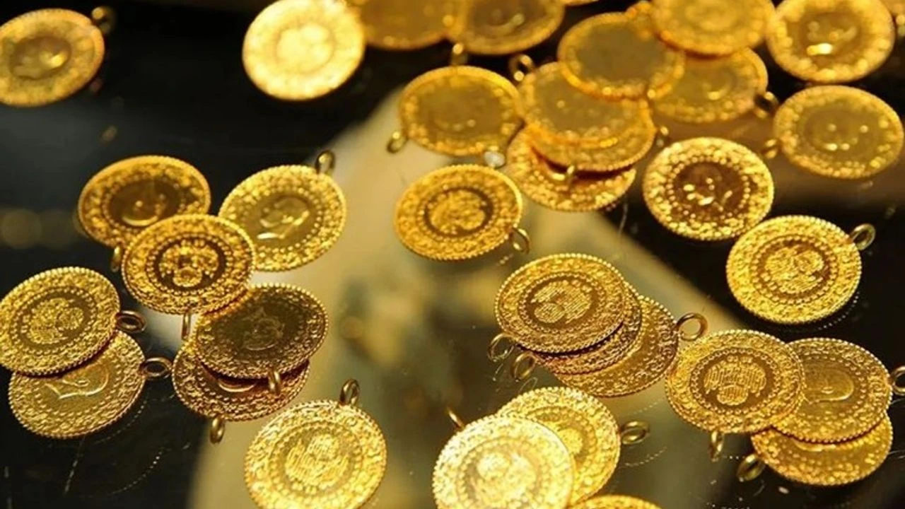 Altın fiyatlarında son durum ne? Altın fiyatları, haftanın ilk işlem gününe hafif düşüşle başladı. Ons