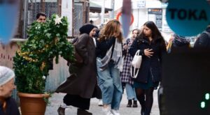 Bursa’da yılbaşı sebebiyle bir çok ağaç süslenirken, hareketli olan bir