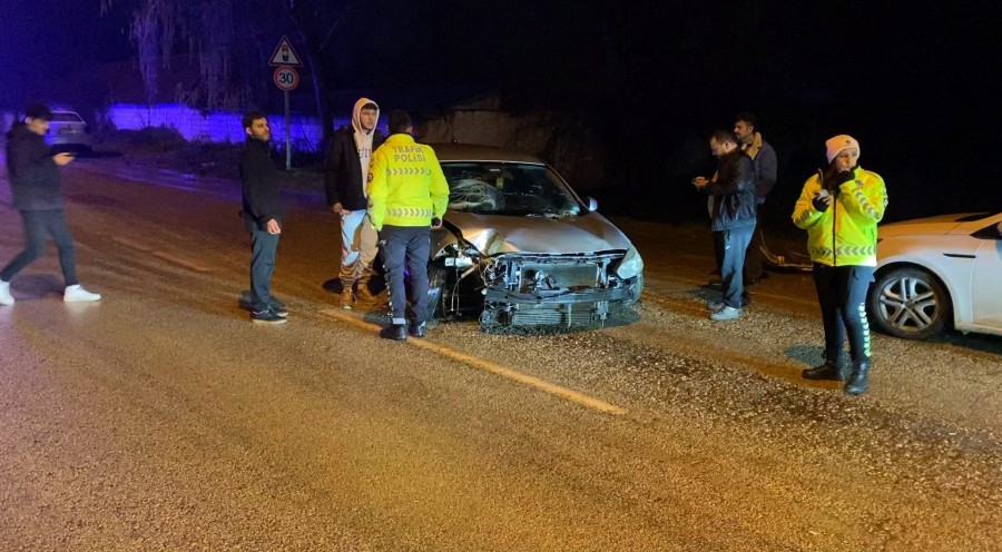 Bursa’da yağışlı yolda kontrolden çıkan otomobil karşı şeride uçtu Kaza, saat 00.30 sıralarında Kemalpaşa Mahallesi Ahmet Türkel Çevre yolu