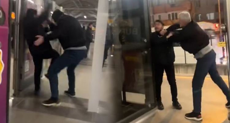 Bursa’da metro istasyonu boks ringine döndü Birbirine giren şahısları belediyenin temizlik görevlisi ayırdı. Edinilen bilgiye göre,