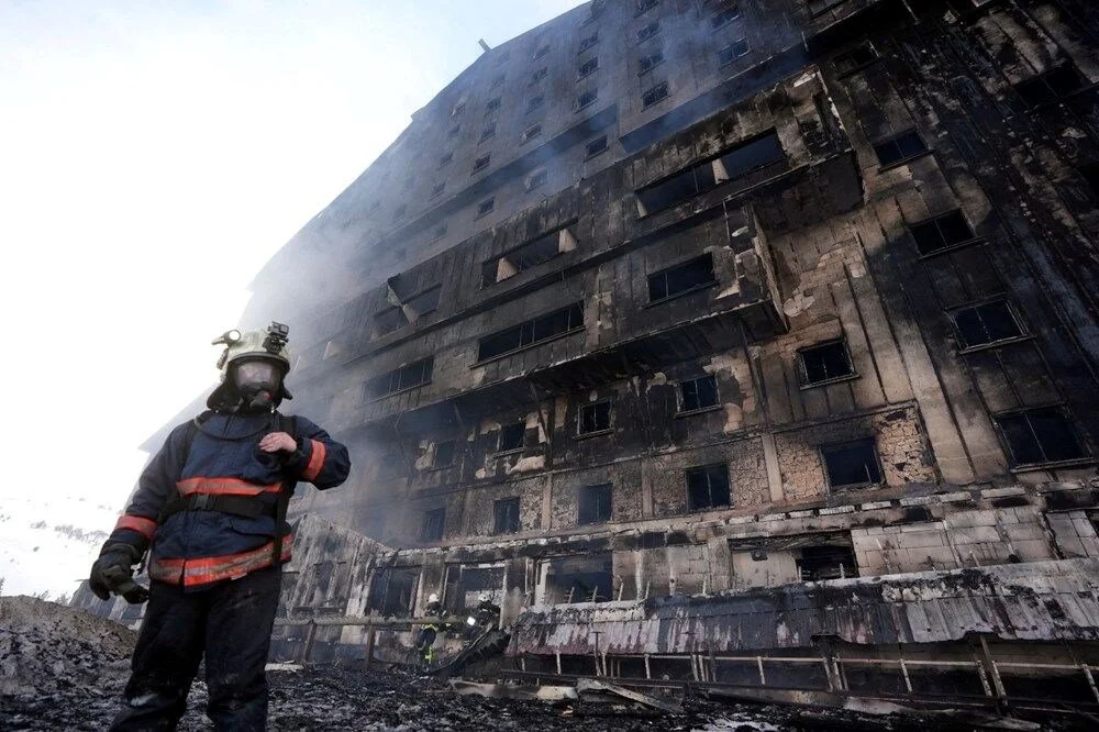 Otel yangını faciasında gözaltı sayısı 14’e yükseldi! Bolu Kartalkaya Kayak Merkezi‘nde 78 kişinin hayatını kaybettiği otel yangınına