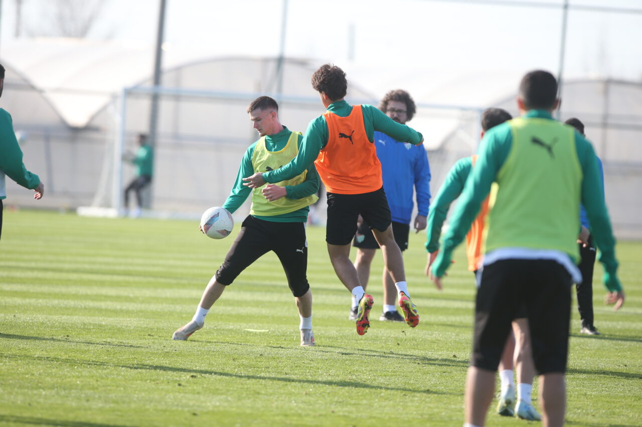 Bursaspor Antalya’da ilk sınavına çıkıyor! Antalya kampına devam eden Bursaspor, 2. Lig Beyaz Grup ekiplerinden