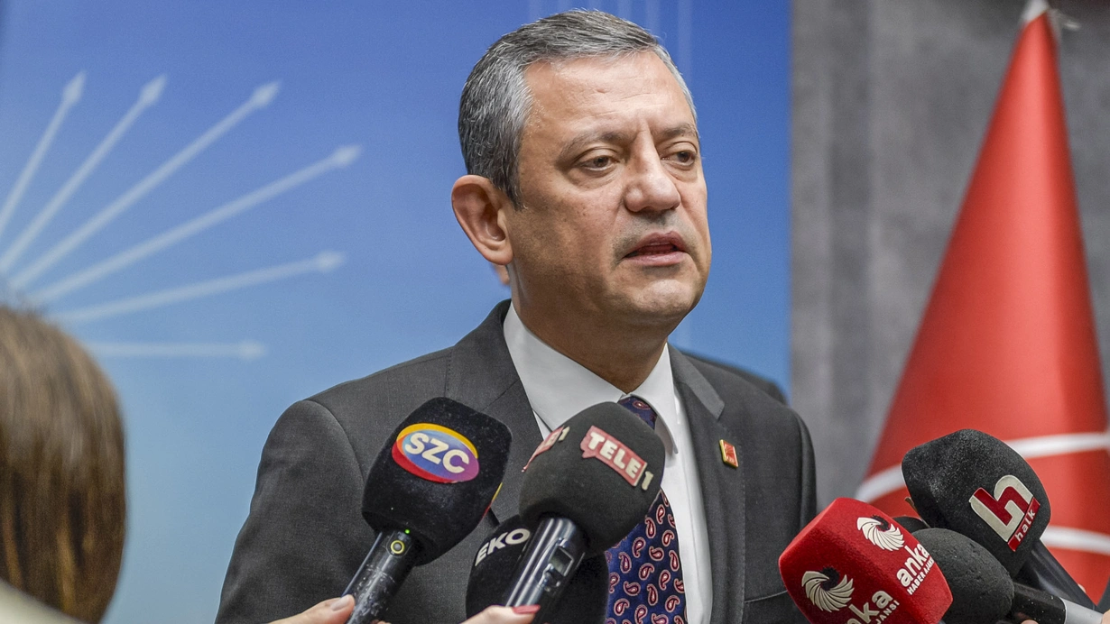 Özgür Özel: “Böyle bir facianın mazereti olamaz” Partisinin İzmir İl Başkanlığında açıklamada bulunan CHP Genel Başkanı Özgür