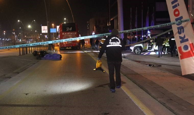 Motosiklet sürücüsü otobüsün altında kalarak can verdi! Merkezefendi ilçesine bağlı Sümer Mahallesi’nde gece saatlerinde feci bir kaza