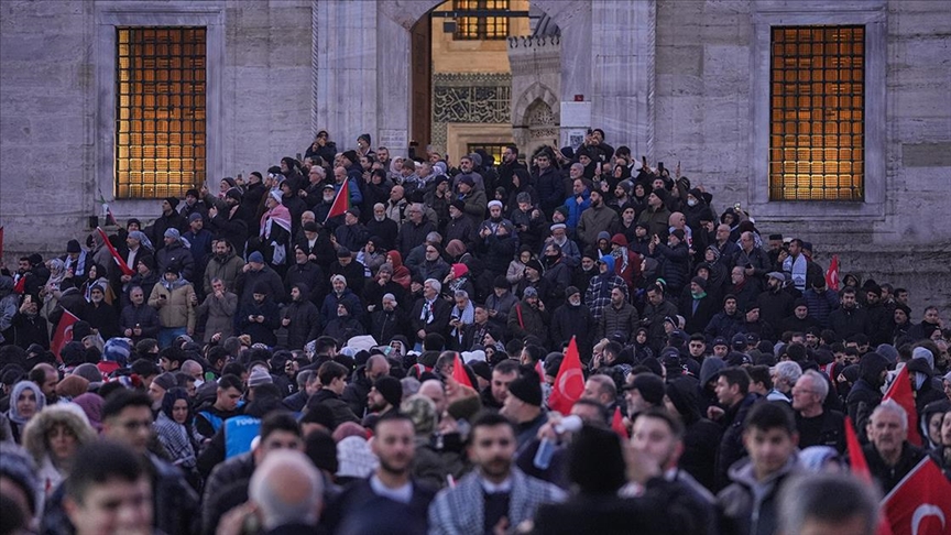 Filistin’e destek için binlerce kişi Galata Köprüsü’ne akın etti! Türkiye Gençlik Vakfının (TÜGVA) öncülüğünde, “Dünyayı uyandırıyoruz”, “Dün Ayasofya, bugün