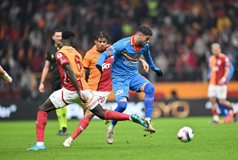 Lider Galatasaray, Başakşehir’e konuk oluyor: Muhtemel 11’ler Okan Buruk’un ekibi, Trendyol Süper Lig’in 19. haftasında RAMS Başakşehir’e