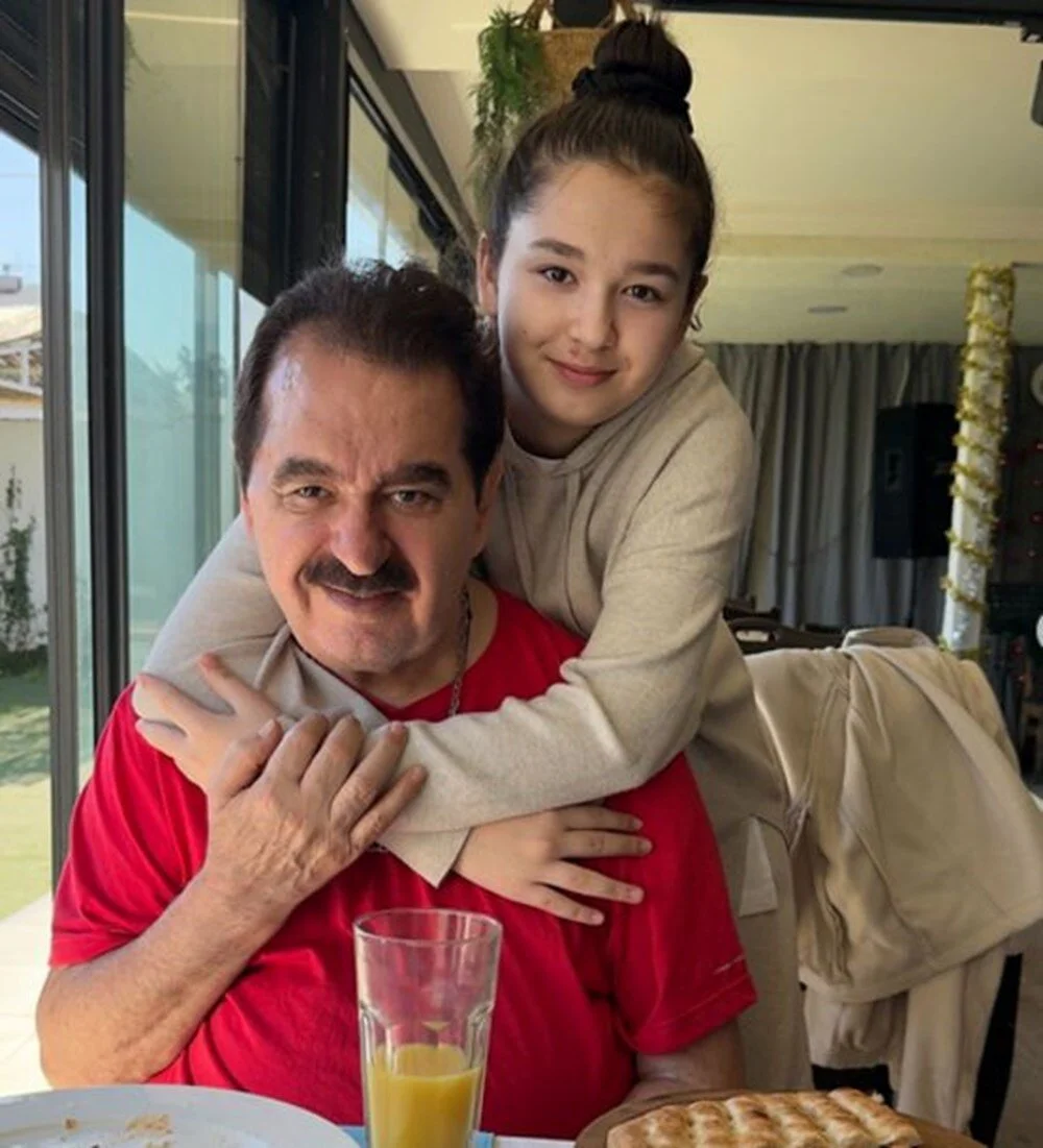 İbrahim Tatlıses’in kızı ile olan benzerliği dikkat çekti! İbrahim Tatlıses‘in Ayşegül Yıldız ile evliliğinden dünyaya gelen kızı Elif