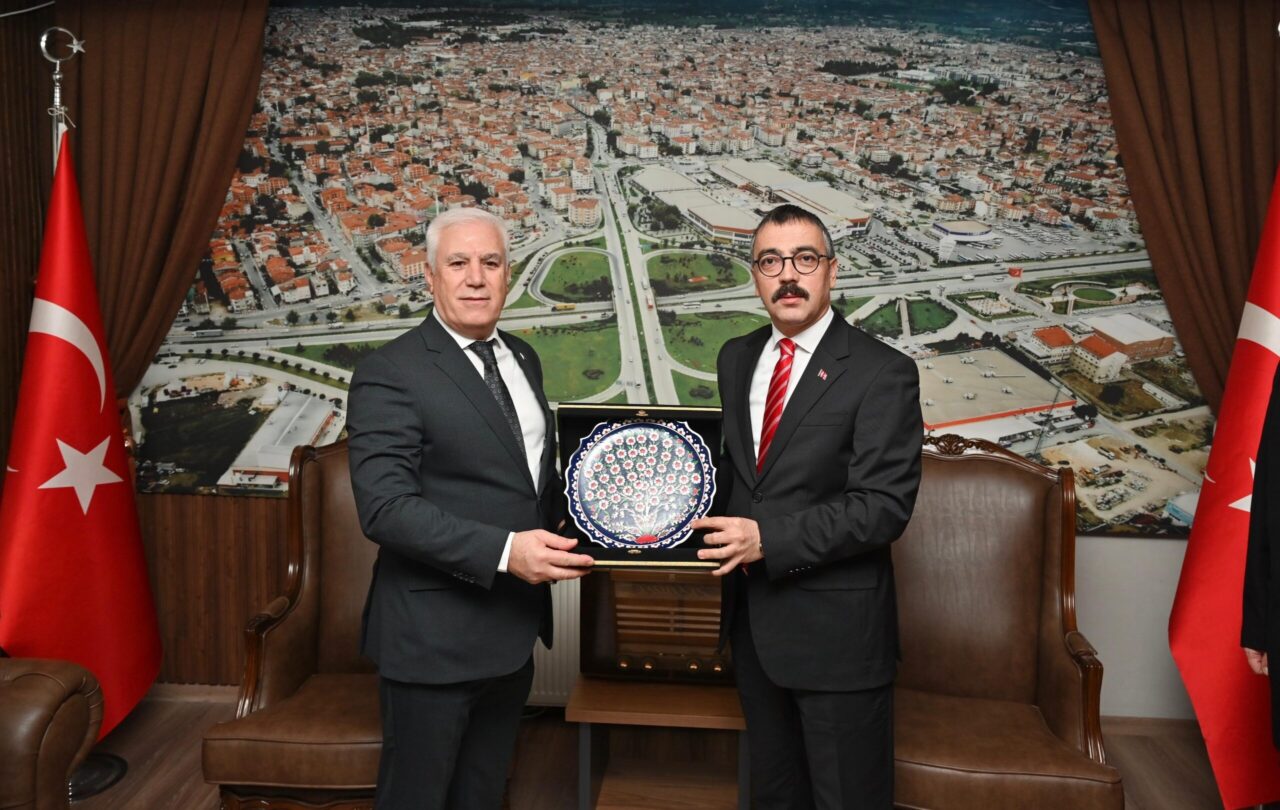 Başkan Bozbey: ”İnegöl’deki tüm sorunları çözeceğiz” Bursa Büyükşehir Belediye Başkanı Mustafa Bozbey, ‘Başkan Bozbey Burada’ projesi