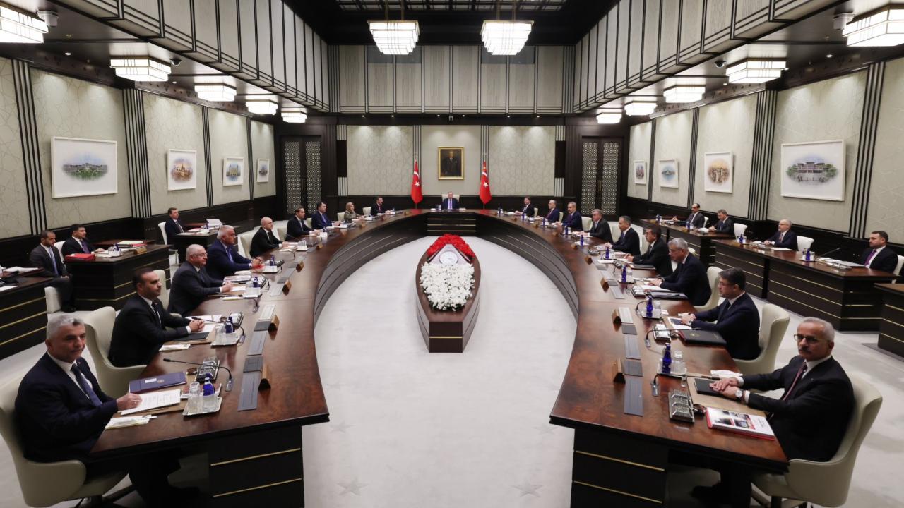 Kabine toplanıyor, gündemde hangi konular var? Cumhurbaşkanı Recep Tayyip Erdoğan başkanlığında bugün toplanacak Cumhurbaşkanlığı Kabinesi'nde ana